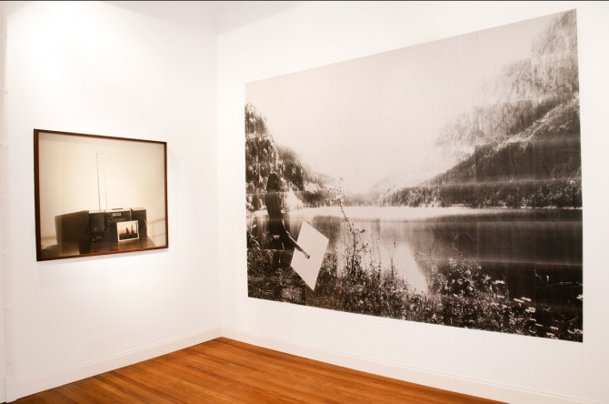 Ignacio Iasparra, Sin título, 2008, fotografía toma directa, impresión giclée, edición de 5, 102 x 125 cm. Amalia Pica, Sorry for the metaphor, 2011, hojas A4, 236 x 168 cm. 