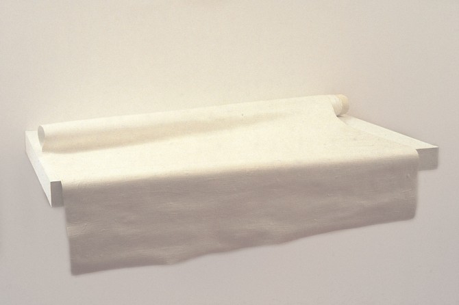 Bolt of fabric, 1997, pintura acrílica y rollo de cartón sobre estante de madera.115 x 35 cm.