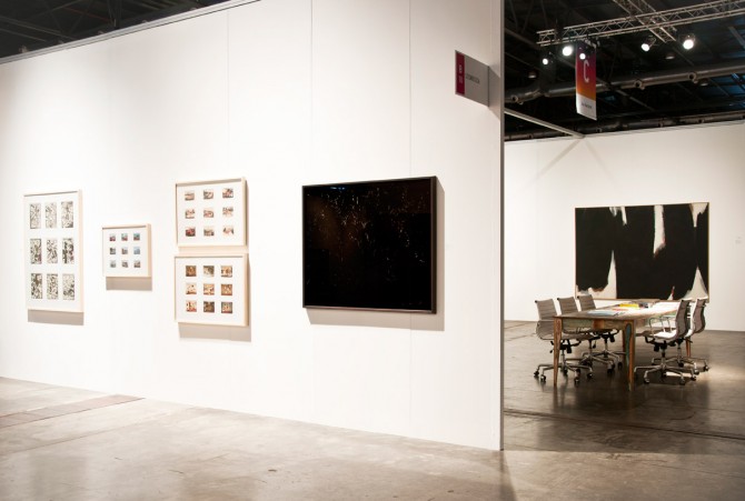 Stand Cosmocosa arteBA 2013 con obras de Alfredo Londaibere, Ignacio Iasparra y Kenneth Kemble.