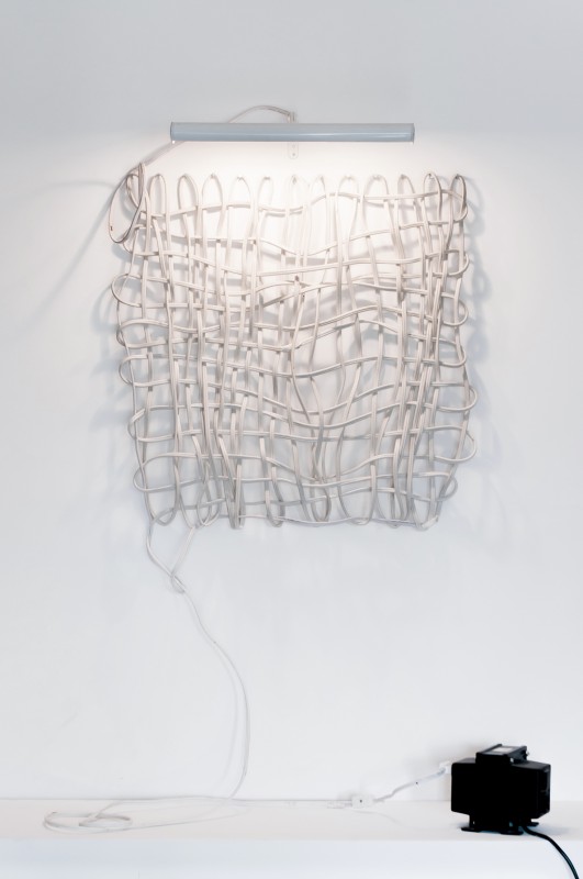 Eduardo Costa. Entramado eléctrico autoreferencial, 1983, cable y lámpara. 65 x 65 x 15 cm.